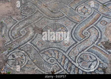 Antike römische Bodenmosaik mit geometrischen Formen-Motiv und Blumenmuster. Zusammenfassung Hintergrund. Stockfoto