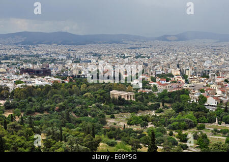Ansicht der antiken Agora mit dem Tempel des Hephaistos stehen im Gegensatz zu den modernen Gebäuden von Athen, Griechenland Stockfoto
