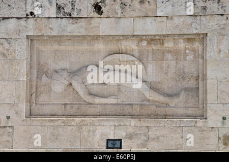 Grab des unbekannten Soldaten Marmorskulptur des Sterbens antiken griechischen Hopliten Krieger mit seinem Schild und Speer, Athen. Stockfoto