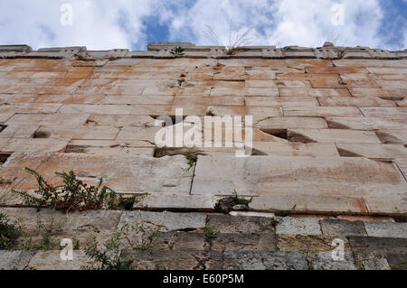 Unter der Akropolis Wand. Pflanzen und Blumen wachsen auf antiken Ruinen, Athen. Stockfoto