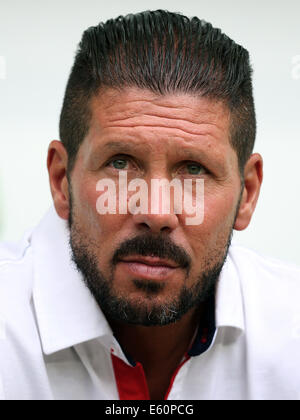 Wolfsburg, Deutschland. 10. August 2014. Madrids Trainer Diego Simeone während der Fußball-Testspiel zwischen VfL Wolfsburg und Atlético Madrid im Volkswagenarena in Wolfsburg, Deutschland, 10. August 2014. Foto: Ronny Hartmann/Dpa/Alamy Live News Stockfoto