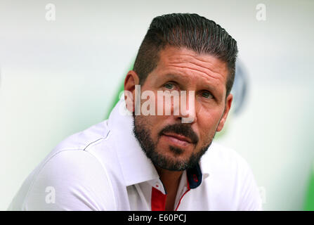 Wolfsburg, Deutschland. 10. August 2014. Madrids Trainer Diego Simeone während der Fußball-Testspiel zwischen VfL Wolfsburg und Atlético Madrid im Volkswagenarena in Wolfsburg, Deutschland, 10. August 2014. Foto: Ronny Hartmann/Dpa/Alamy Live News Stockfoto