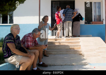 Bargilya, Muğla, Türkei. 10. August 2014. Trotz der Hitze und Sommer Ferienzeit, Menschen auftauchen, um für die türkischen Präsidentschaftswahlen am 10. August 2014 zu stimmen. Foto: Bikem Ekberzade/Alamy Live-Nachrichten Stockfoto