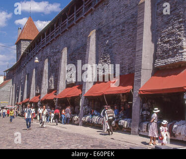 10. Juni 1998 wurden - Tallinn, Estland - Marktstände, die Ware in der Basis der einige der alten Stadtmauern platziert. Tallinn verfügt über eine von Europas besten mittelalterlichen Befestigungsanlagen mit 1,9 km (mehr als eine Meile) der ursprünglichen Stadt Mauer steht noch aus dem 14. Jahrhundert, einschließlich 20 Türmen und 4 Gateways. Tallinn ist die Hauptstadt und größte Stadt Estlands. Seine Altstadt (alte Stadt), eine außergewöhnlich gut erhaltene mittelalterliche nördlichen europäischen Stadt an der Ostsee ist als UNESCO-Weltkulturerbe aufgeführt. Dieses Foto wurde aufgenommen, als Estland der Estnischen SSR, ein Teil der Sov war Stockfoto
