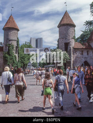 10. Juni 1998 - Tallinn, Estland - Touristen und Besucher betreten und verlassen der Altstadt (Altstadt) durch die Viru-Türme. Tallinn verfügt über eine von Europas besten mittelalterlichen Befestigungsanlagen mit 1,9 km (mehr als eine Meile) der ursprünglichen Stadt Mauer steht noch aus dem 14. Jahrhundert, einschließlich 20 Türmen und 4 Gateways. Tallinn ist die Hauptstadt und größte Stadt Estlands. Seine Altstadt (alte Stadt), eine außergewöhnlich gut erhaltene mittelalterliche nördlichen europäischen Stadt an der Ostsee ist als UNESCO-Weltkulturerbe aufgeführt. Dieses Foto wurde aufgenommen, als Estland der Estnischen SSR, ein Teil war der Stockfoto