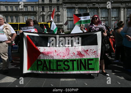 Menschen mit einem "Freies Palästina" Banner während der Rallye in Dublin City centre in Solidarität mit den Menschen in Gaza, Palästina. Stockfoto