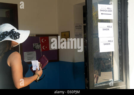 Bargilya, Muğla, Türkei. 10. August 2014. Trotz der Hitze und Sommer Ferienzeit, Menschen auftauchen, um für die türkischen Präsidentschaftswahlen am 10. August 2014 zu stimmen. Foto: Bikem Ekberzade/Alamy Live-Nachrichten Stockfoto