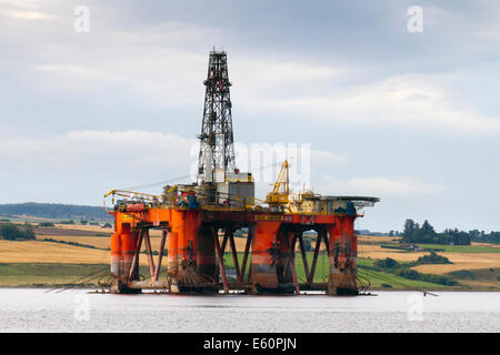 Invergordon, Schottland, Großbritannien. Der Ozean Vanguard Semisub Bohrinsel und Service Schiffe wurden in den Cromarty Firth gefüttert für Reparatur und kürzlich komplett. In den 1970er und 1980er Jahren in der Nähe Nigg war für den Bau dieser Anlagen bekannt. Die Werft für diese verwendet wird nun versucht, sich selbst neu zu schaffen als Verarbeiter von großen Offshore-windenergieanlagen und Bohrinsel Sanierung seit von Global Energy Group gekauft werden. Stockfoto