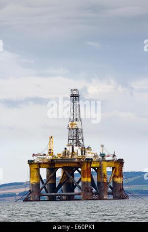 Invergordon, Schottland. J W Rig Oil McLean Drilling Rigs und Service-Schiffe haben in den Cromarty Firth für Reparatur & Sanierung aufgereiht.  In den 1970er und 1980er Jahren war für den Bau dieser Anlagen in der Nähe Nigg bekannt. Der Hof, die dafür verwendeten versucht nun selbst als ein Hersteller von großen Offshore-Windkraftanlagen und Öl Rig Sanierung seit von Global Energy Group gekauft wird wieder herzustellen.    Bildnachweis: Mar Photographics/Alamy Live-Nachrichten. Stockfoto