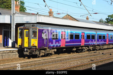 Klasse 317 EMU 317337 in Hitchin Railway Station, Hertfordshire, England, UK Stockfoto