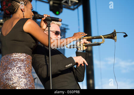 LINCOLN, CA - 26 Juli: Sy Smith (L) führt mit Chris Botti im Thunder Valley Casino Resort in Lincoln, Kalifornien am 26. Juli, Stockfoto