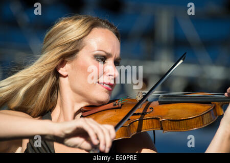 LINCOLN, CA - 26 Juli: Caroline Campbell führt mit Chris Botti im Thunder Valley Casino Resort in Lincoln, Kalifornien am Jul Stockfoto