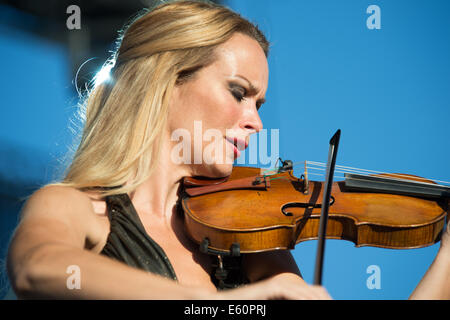 LINCOLN, CA - 26 Juli: Caroline Campbell führt mit Chris Botti im Thunder Valley Casino Resort in Lincoln, Kalifornien am Jul Stockfoto