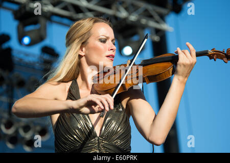 LINCOLN, CA - 26 Juli: Caroline Campbell führt mit Chris Botti im Thunder Valley Casino Resort in Lincoln, Kalifornien am Jul Stockfoto