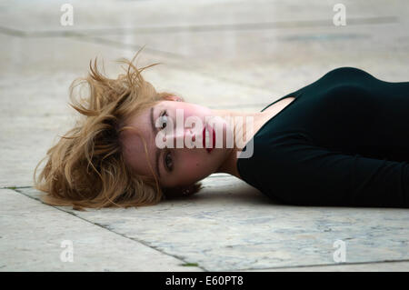 Junge Frau auf dem Boden liegend