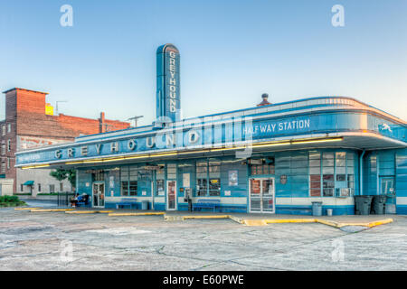 Ein einsamer Passagier wartet auf den ersten Bus bei Sonnenaufgang am historischen Greyhound Busbahnhof in Jackson, Tennessee. Stockfoto