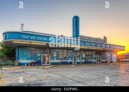 Ein einsamer Passagier wartet auf den ersten Bus bei Sonnenaufgang am historischen Greyhound Busbahnhof in Jackson, Tennessee. Stockfoto