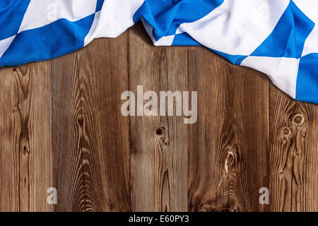 Bayerische Flagge auf Holzbrett als Hintergrund für das Oktoberfest Stockfoto