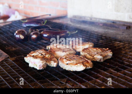 Fleisch und Gemüse auf dem Grill geröstet Stockfoto