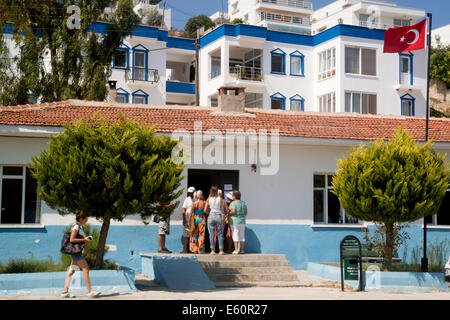 Bargilya, Muğla, Türkei--trotz der Hitze und Sommer Ferienzeit, Menschen auftauchen, um für die türkischen Präsidentschaftswahlen am 10. August 2014 zu stimmen. Foto: Bikem Ekberzade Stockfoto