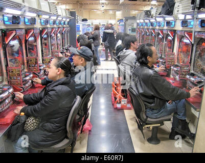 Tokyo, Japan - 23. März 2009: Männer, die auf einen Pachinko Pachinko Spielautomaten spielen Arcade-Hall in Tokio. Stockfoto