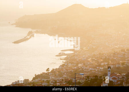 Panoramablick auf Funchal bei Sonnenuntergang Das Neves Betrachter, Madeira, Portugal Stockfoto