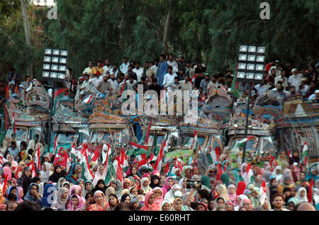 Lahore. 10. August 2014. Pakistanische Anhänger der religiösen Führer Tahir-Ul-Qadri versammeln sich vor seinem Haus im östlichen Pakistan Lahore auf Aug.10, 2014. Pakistan Awami Tehreek (Klaps) Chef Tahirul Qadri am Sonntag sagte, der "Revolution-Marsch" gegen die Regierung auf Aug.14 beginnt. Bildnachweis: Sajjad/Xinhua/Alamy Live-Nachrichten Stockfoto