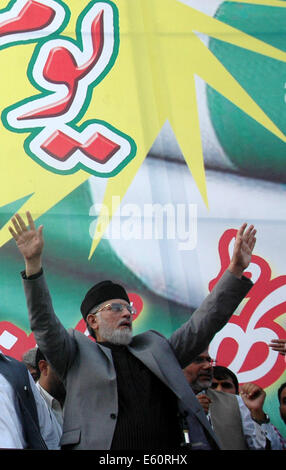 Lahore. 10. August 2014. Pakistanische Religionsführer Tahir-Ul-Qadri winkt seinen Anhängern im östlichen Pakistan Lahore auf Aug.10, 2014. Pakistan Awami Tehreek (Klaps) Chef Tahirul Qadri am Sonntag sagte, der "Revolution-Marsch" gegen die Regierung auf Aug.14 beginnt. Bildnachweis: Sajjad/Xinhua/Alamy Live-Nachrichten Stockfoto
