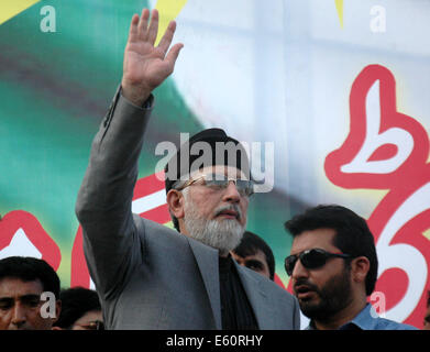 Lahore. 10. August 2014. Pakistanische Religionsführer Tahir-Ul-Qadri winkt seinen Anhängern im östlichen Pakistan Lahore auf Aug.10, 2014. Pakistan Awami Tehreek (Klaps) Chef Tahirul Qadri am Sonntag sagte, der "Revolution-Marsch" gegen die Regierung auf Aug.14 beginnt. Bildnachweis: Sajjad/Xinhua/Alamy Live-Nachrichten Stockfoto