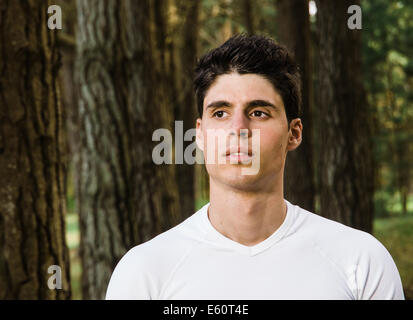 Junge Erwachsene Porträt im Wald Stockfoto