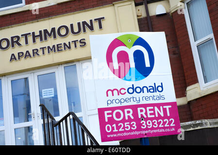 Immobilie zu vermieten Schild draußen Apartments in Blackpool, Lancashire, Großbritannien Stockfoto