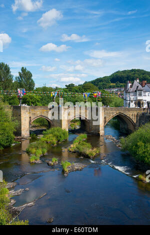 Eine Brücke über den Fluss Dee in Llangollen, Denbighshire, Wales, UK Stockfoto