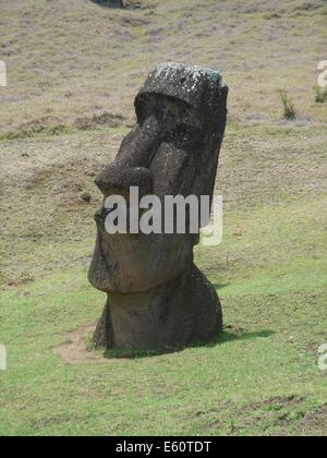 Moai Statuen im Bereich Steinbruch des Rano Raraku, eines erloschenen Vulkans auf Ostern Insel (Isla Pasua), Chile. Stockfoto