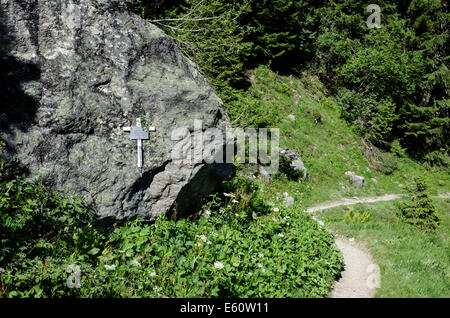 Abstieg vom Le Brevent den Pfad geht durch ein Denkmal an Robert Simond, die in einer Lawine auf der 23. März 1952 starb. Stockfoto