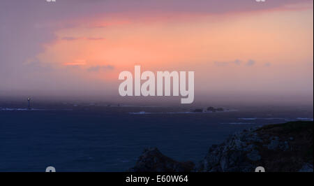 Pleinmont Landzunge, Torteval, Guernsey, Channel Islands. 10. August 2014. Ein dramatischer Sonnenuntergang als ein Sturm zieht auf über der Hanois Leuchtturm wurde von einem herrlichen Sonnenuntergang erfüllt. © Robert Smith Stockfoto