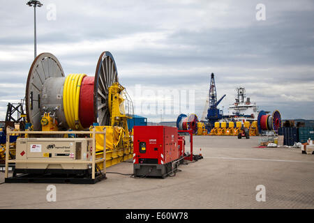 Invergordon, Schottland. Dänischen Offshore-Projekt und engineering Company Oil Rigs und Service-Schiffe haben in den Cromarty Firth für Reparatur & Sanierung aufgereiht.  In den 1970er und 1980er Jahren war für den Bau dieser Anlagen in der Nähe Nigg bekannt. Der Hof, die dafür verwendeten versucht nun selbst als ein Hersteller von großen Offshore-Windkraftanlagen und Öl Rig Sanierung seit von Global Energy Group gekauft wird wieder herzustellen.    Bildnachweis: Mar Photographics/Alamy Live-Nachrichten. Stockfoto