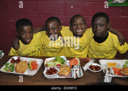 Schüler an Hamilton elementare Middle School genießen das Food Service Sommerprogramm bietet gesunde Mahlzeiten in den Sommermonaten um die Auswirkungen der Armut 11. Juli 2014 in Baltimore, Maryland zu reduzieren. Stockfoto