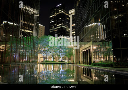 Charlotte, North Carolina. Bank of America Plaza. Reflexionen im Pool in der Nacht. Stockfoto