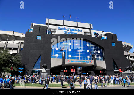 Charlotte, North Carolina. Menschen auf ihrem Weg zu einem Carolina Panther Spiel im Bank of America Stadium. Stockfoto