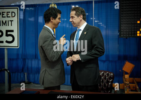 Manhattan, New York, USA. 9. August 2014. Stadtrat und Mitglied YDANIS RODRIGUEZ spricht mit Gouverneur ANDREW CUOMO, wie er New York City Speed Limit Gesetzgebung, Samstag, 9. August 2014 unterzeichnet. © Bryan Smith/ZUMA Draht/Alamy Live-Nachrichten Stockfoto