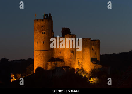 Als die Nacht hereinbricht, wird die Burg Najac Kontrast gegen den Himmel erleuchtet. Stockfoto