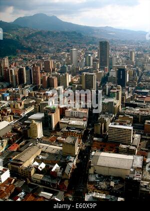 Ansicht der Innenstadt von Bogota entlang Calle 7 von der Spitze des Turmes Colpatria Stockfoto
