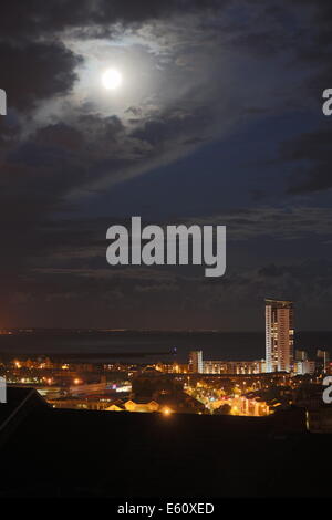 Swansea, Großbritannien. Sonntag, 10. August 2014 im Bild: Vollmond am engsten und hellsten auf die Erde, das sogenannte Supermoon, gesehen durch die Dispergierung Wolken Hurrikan Bertha über den Meridian Quay Tower in Swansea Bay in Süd-Wales, Vereinigtes Königreich.  Das Phänomen ist wissenschaftlich bekannt als "Perigäum" und dies ist der zweite von drei-in-einer-Reihe – die erste war am 12. Juli und die dritte wird am 9. September. Bildnachweis: D Legakis/Alamy Live-Nachrichten Stockfoto