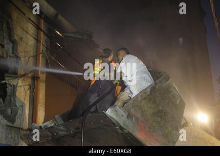 Gaza. 10. August 2014. Palästinensische Feuerwehrleute versuchen, ein Feuer in einer chemischen Fabrik, westlich von Gaza-Stadt nach einem israelischen Luftangriff löschen kam die Bombardierung nach der Genehmigung von Palästinensern und Israelis auf den ägyptischen vermittelten Waffenstillstand für 72 Stunden, um das Feuer zwischen den beiden Seiten zu stoppen. Bildnachweis: Ibrahim Khader/Pacific Press/Alamy Live-Nachrichten Stockfoto