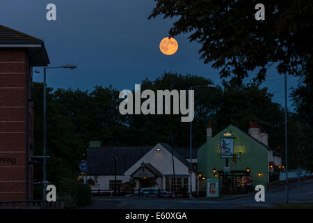 Northampton UK. Sonntag, 10. August 2014. Super-Mond, Mond Perigäum, oft bezeichnet als ein Supermond im Osten in der Abenddämmerung stieg (bei rund 20:04 BST für das Vereinigte Königreich) über The Britannia Public House. Es ist die größte der drei Supermoons im Jahr 2014. Bildnachweis: Keith J Smith. / Alamy Live News Stockfoto