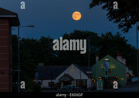 Northampton UK. Sonntag, 10. August 2014. Super-Mond, Mond Perigäum, oft bezeichnet als ein Supermond im Osten in der Abenddämmerung stieg (bei rund 20:04 BST für das Vereinigte Königreich) über The Britannia Public House. Es ist die größte der drei Supermoons im Jahr 2014. Bildnachweis: Keith J Smith. / Alamy Live News Stockfoto