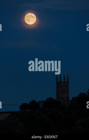 Northampton UK. Sonntag, 10. August 2014. Super-Mond, Mond Perigäum, oft bezeichnet als ein Supermond im Osten in der Abenddämmerung stieg (bei rund 20:04 BST für das Vereinigte Königreich) über St Mary the Virgin, Kirche Whiston It ist die größte der drei Supermoons im Jahr 2014. Bildnachweis: Keith J Smith. / Alamy Live News Stockfoto