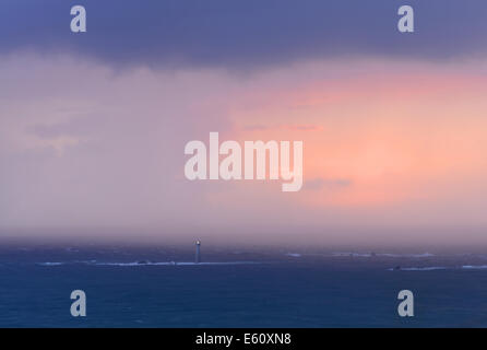 Vorgewende, Pleinmont, Torteval Guernsey, Channel Islands. 10. August 2014. Ein dramatischer Sonnenuntergang bei einem herannahenden Sturm über die hanois Leuchtturm mit einem herrlichen Sonnenuntergang zusammenfiel. © Robert Smith Stockfoto