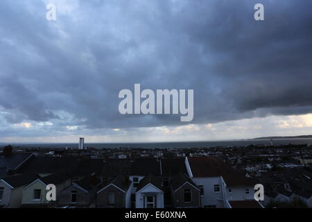 Swansea, Großbritannien. Sonntag, 10. August 2014 Dicke dunkle Wolken, Reste der hinteren Ende des Hurrikan Bertha beginnen zu zerstreuen über Swansea Bay, Wales, UK Credit: D Legakis/Alamy Live News Stockfoto