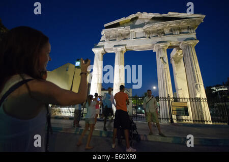 Athen, Griechenland. 10. August 2014. Touristen und griechischen Menschen fotografieren sich vor alten Markt Ruinen mit die Supermoon steigt über sie. 10. August markiert die Apearence Supermoon wo Erden erscheint heller und größer Mond als sie es nächste Entfernung zur Erde machen 14 % größer und 30 % heller als der typische Vollmond erreicht. Bildnachweis: George Panagakis/Pacific Press/Alamy Live-Nachrichten Stockfoto